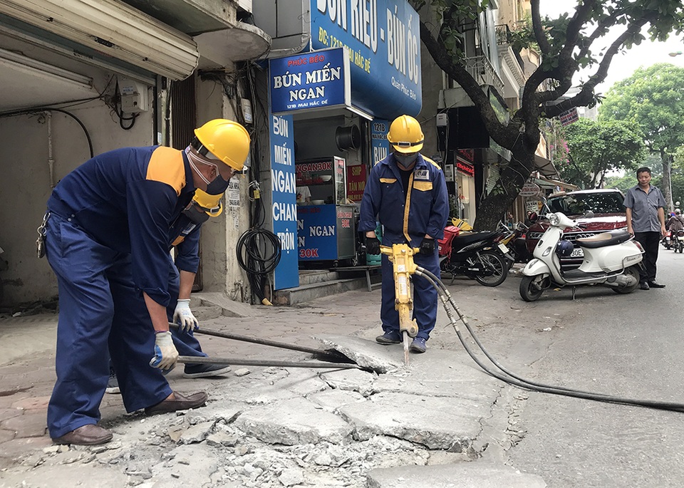 Phá dỡ hàng loạt bục bệ bít cống gây úng ngập trên phố Hà Nội - 1 Phá dỡ hàng loạt bục bệ bít cống gây úng ngập trên phố Hà Nội - 1