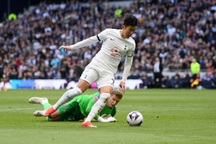 Tottenham, Aston Villa khiến Man Utd thêm thất vọng