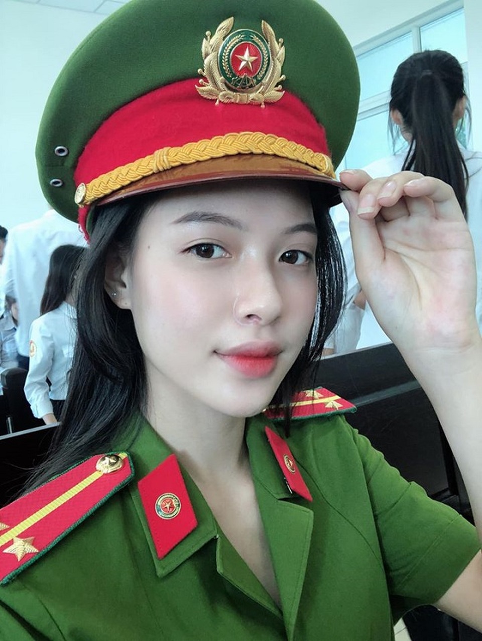 Hot girl thẩm phán lại gây sốt khi diện cảnh phục - 1 Hot girl thẩm phán lại gây sốt khi diện cảnh phục - 1