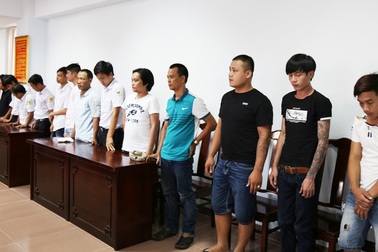 Bắt 15 đối tượng đánh bạc tại khu trông giữ xe sát sân bay quốc tế Phú Bài