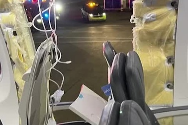 Khách gốc Việt sốc khi máy bay bung cửa trên cao, điện thoại bị xé toạc