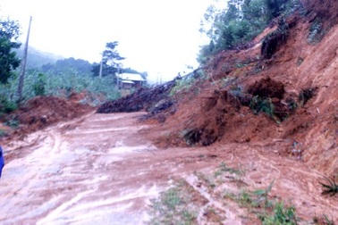 Ba cha con thương vong vì núi lở