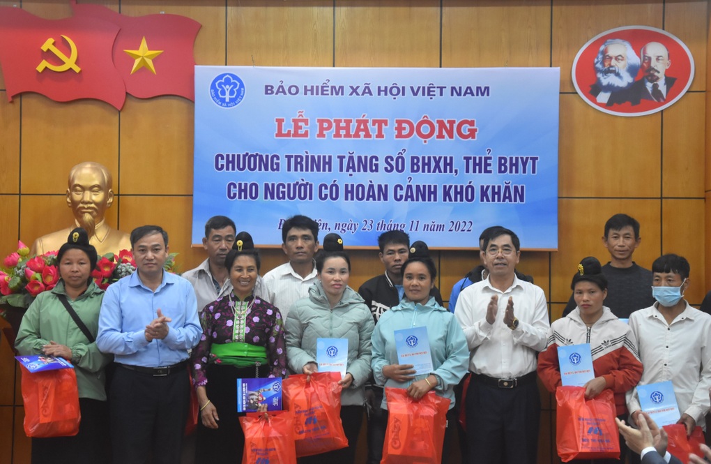 Gần 60.000 sổ BHXH và thẻ BHYT đến tay người khó khăn - 1 Gần 60.000 sổ BHXH và thẻ BHYT đến tay người khó khăn - 1
