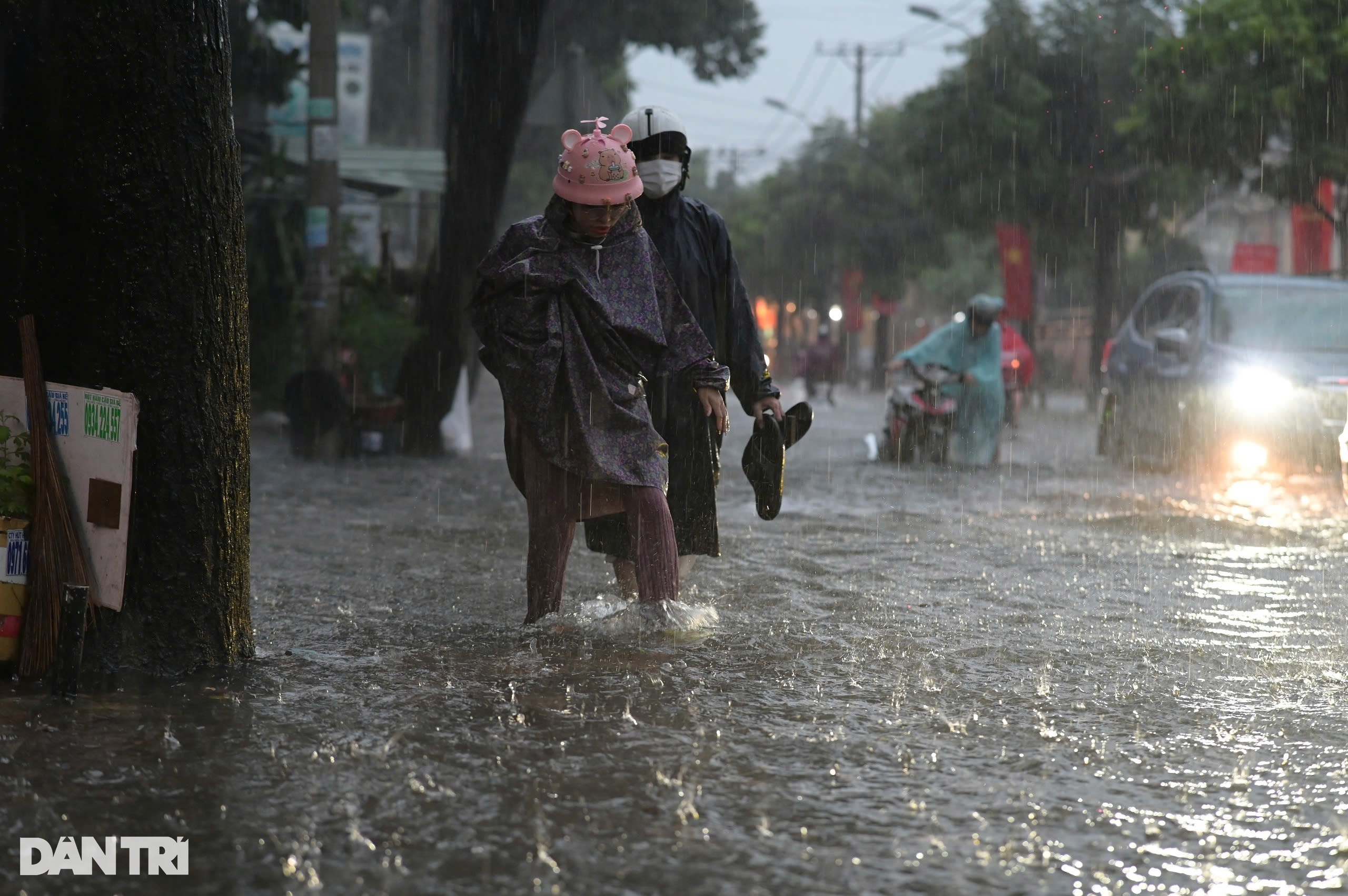 Nhiều tuyến đường ở TPHCM và Bình Dương ngập nặng - 1