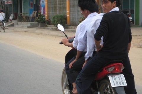 Quảng Ngãi: Học sinh rầm rộ đi xe máy đến trường