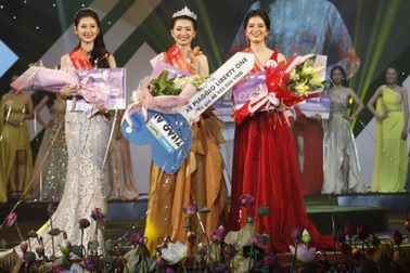 Trả lời hay về áo dài, nữ sinh Ngoại ngữ đăng quang Hoa khôi Đại học Huế