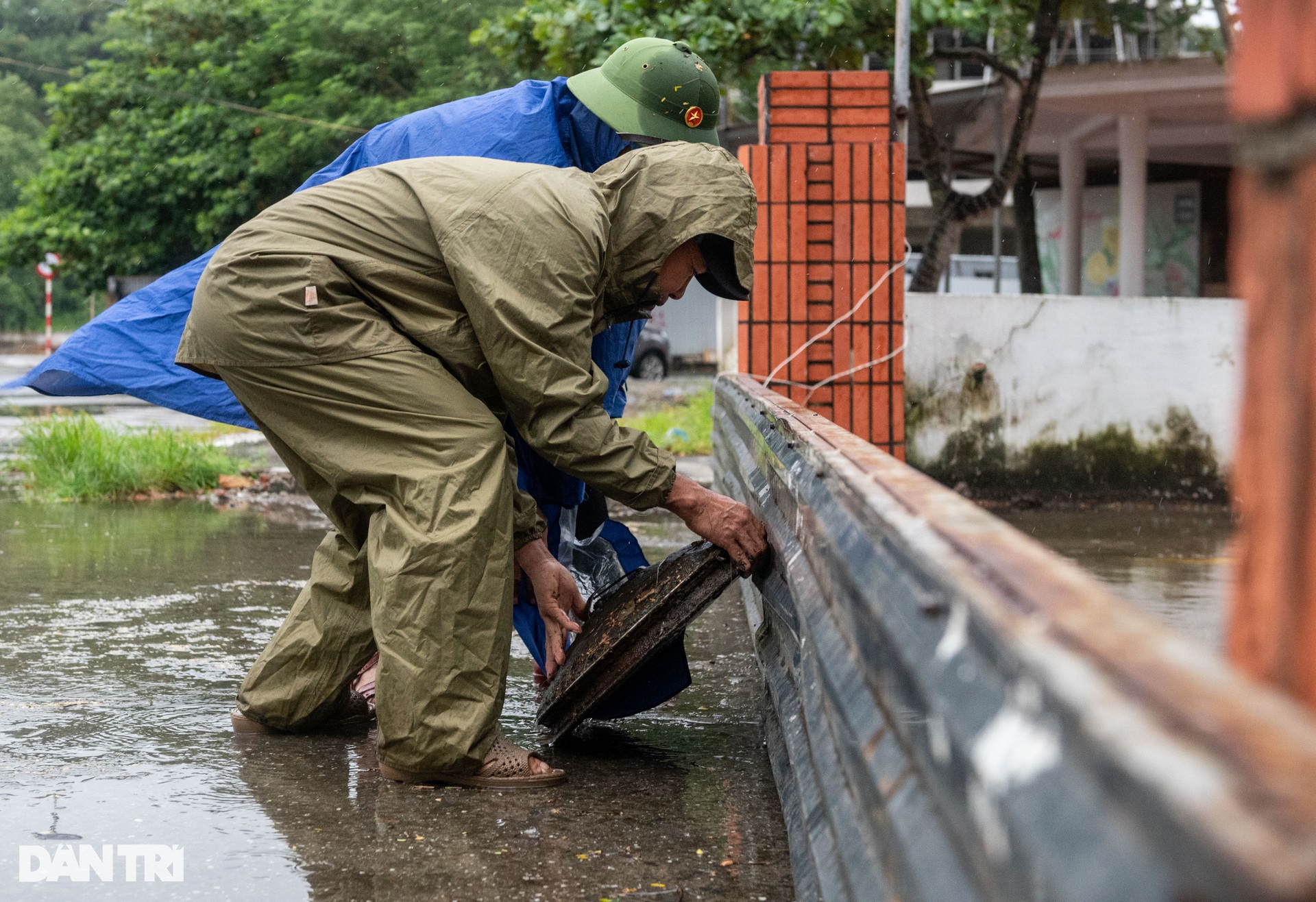 Sóng lớn ở biển Đồ Sơn, người dân lo ngại trước sức mạnh của bão Yagi - 5 Sóng lớn ở biển Đồ Sơn, người dân lo ngại trước sức mạnh của bão Yagi - 5