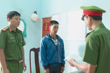 Bố dùng kéo đâm con trai nguy kịch