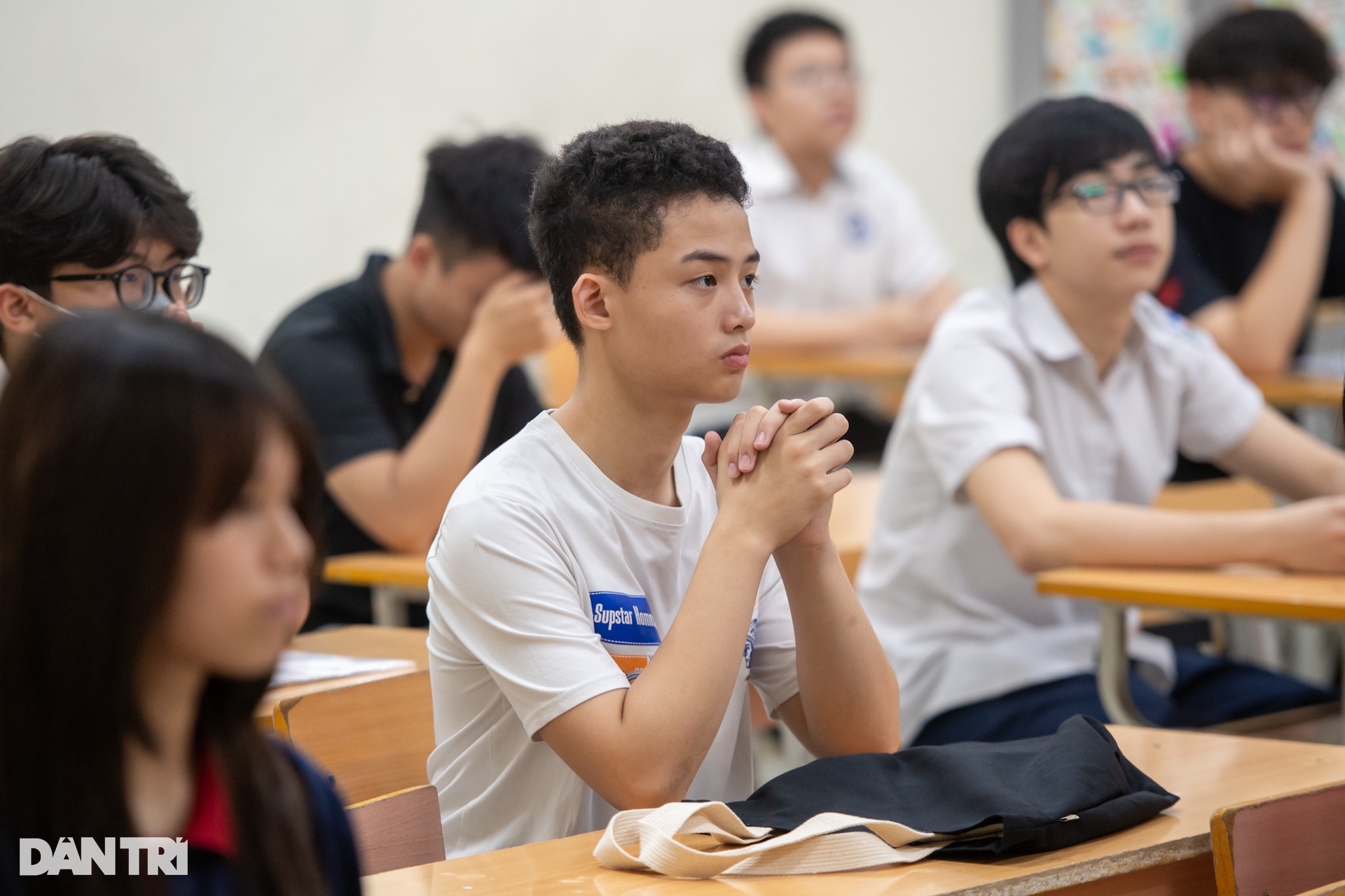 Sĩ tử Hà Nội lo lắng tới mất ngủ, dậy sớm đi làm thủ tục thi lớp 10 - 14 Sĩ tử Hà Nội lo lắng tới mất ngủ, dậy sớm đi làm thủ tục thi lớp 10 - 14