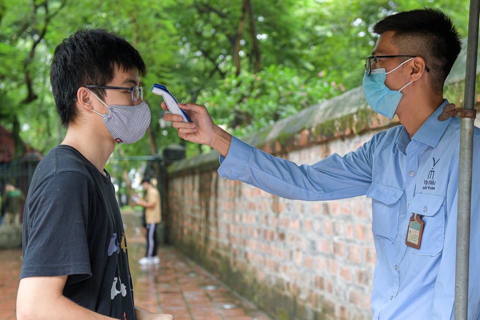 Sát ngày thi tốt nghiệp THPT, sĩ tử bịt kín khẩu trang đến Văn Miếu cầu may - 3