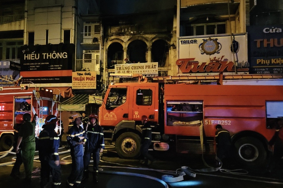 Zweistöckiges Haus in Ho-Chi-Minh-Stadt brennt, Polizei rettet eingeschlossene Personen umgehend - 1 Cháy nhà hai tầng ở TPHCM, cảnh sát kịp thời giải cứu người mắc kẹt - 1