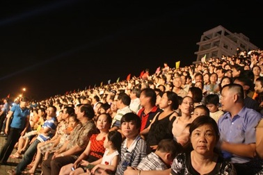 Loại công ty hét giá cát sê ca sĩ “trên trời” trong cuộc thi pháo hoa quốc tế