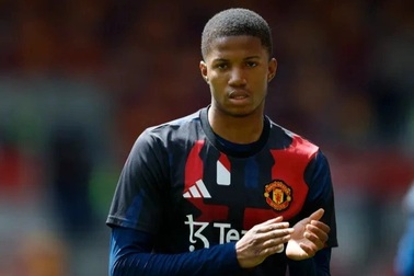 Cầu thủ 17 tuổi đi vào lịch sử dù Man Utd thua trận