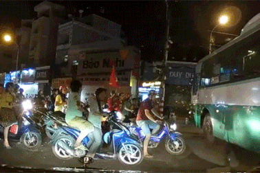 Rồ ga thể hiện, “tổ lái” đâm thẳng vào xe buýt