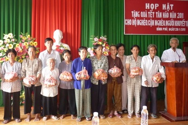 142 phần quà Tết cho hộ nghèo và người tàn tật