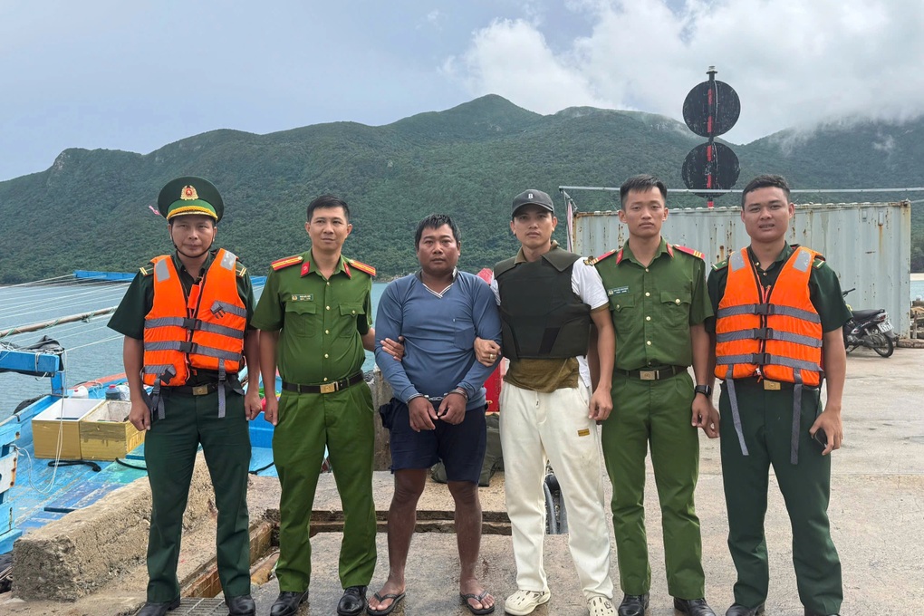 Bắt giữ đối tượng bị truy nã lẩn trốn trên tàu cá ở Côn Đảo - 1 Bắt giữ đối tượng bị truy nã lẩn trốn trên tàu cá ở Côn Đảo - 1