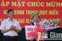 Bí thư Tỉnh ủy Bắc Giang trao bằng khen đến tài năng trẻ Olympic Vật lý 2018