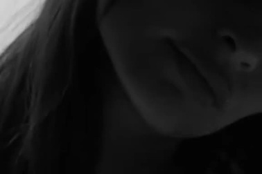 Người mẫu Emily Ratajkowski khoe sắc vóc trong quảng cáo nội y