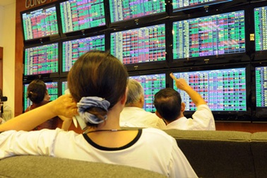 Khối lượng giao dịch giảm mạnh trên hai sàn