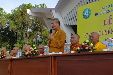 Hòa thượng Thích Hải Ấn động viên Tăng Ni thí sinh trước buổi thi