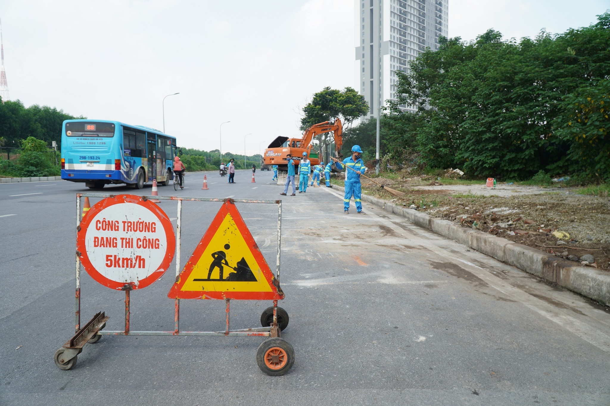 Dọn gần 200 tấn rác thải dọc đại lộ Thăng Long sau phản ánh của báo Dân trí - 11 Dọn gần 200 tấn rác thải dọc đại lộ Thăng Long sau phản ánh của báo Dân trí - 11