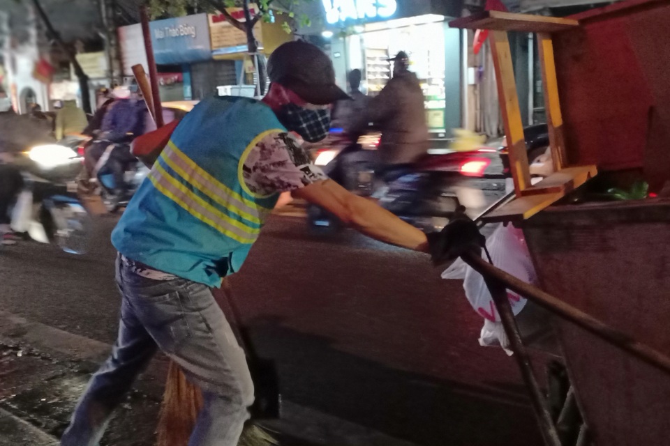 Hà Nội: Đêm trắng với người lao công ngày cuối cùng của năm Canh Tý - 1 Hà Nội: Đêm trắng với người lao công ngày cuối cùng của năm Canh Tý - 1