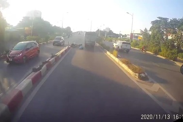 Đi ngược đường để nhanh vài giây, xe máy bị ô tô tông văng trên cầu vượt