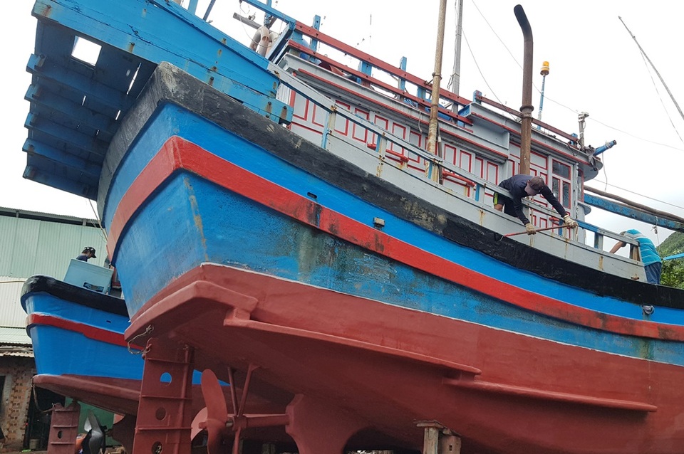 Giáp Tết, ngư dân nhộn nhịp kéo tàu lên bờ, chủ bãi kiếm bộn - 6 Giáp Tết, ngư dân nhộn nhịp kéo tàu lên bờ, chủ bãi kiếm bộn - 6