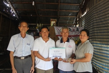 Gần 40 triệu đồng đến với ông lão chăn vịt bất lực nhìn vợ “chết dần” vì bệnh ung thư tuyến giáp