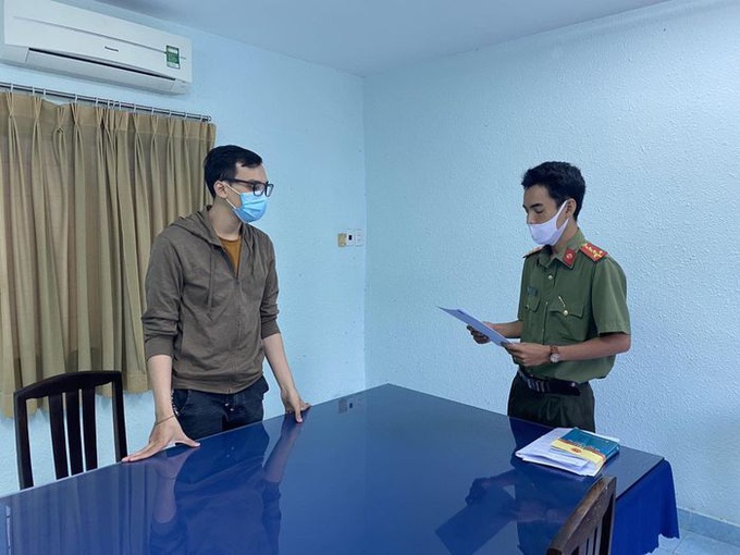 Tống đạt quyết định khởi tố bị can làm lây lan dịch Covid-19 - Ảnh 1. Tống đạt quyết định khởi tố bị can làm lây lan dịch Covid-19 - Ảnh 1.