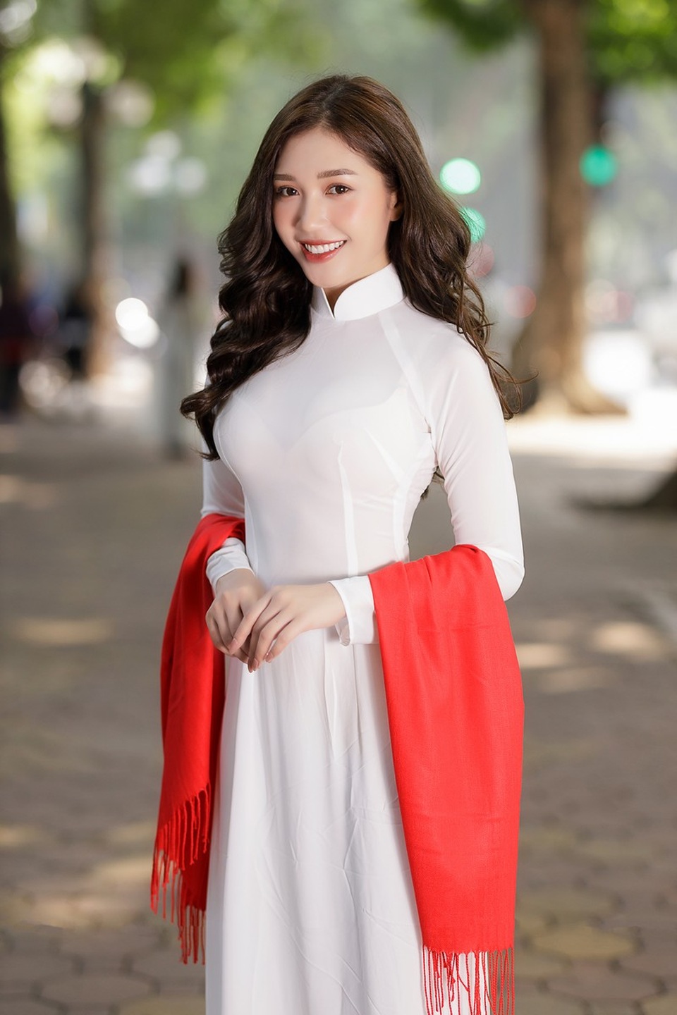 Nữ MC thể thao quyến rũ trong tà áo dài, cuốn hút người đối diện - 5 Nữ MC thể thao quyến rũ trong tà áo dài, cuốn hút người đối diện - 5