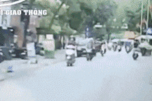 Bị cửa xe mở gây tai nạn, người đi xe máy liền đánh túi bụi tài xế ô tô