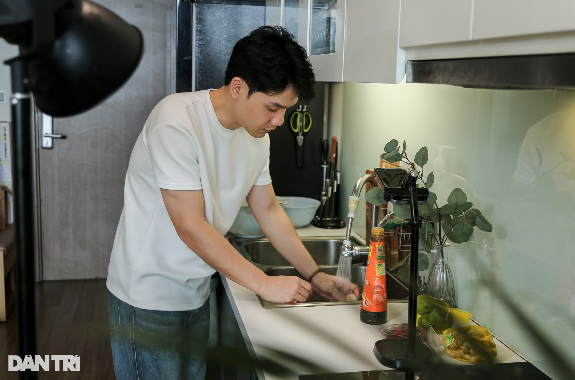 Unemployed father cooks pot of meat, unexpectedly finds a way to make a lot of money from TikTok - 4 Ông bố thất nghiệp kho nồi thịt, bất ngờ mở lối kiếm bộn tiền từ TikTok - 4