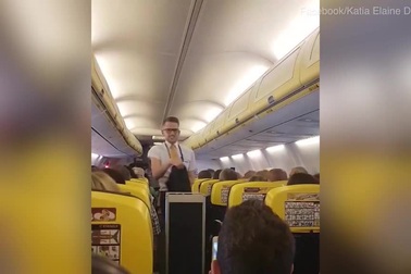 Du khách phấn khích trước điệu nhảy sexy của nam tiếp viên hàng không