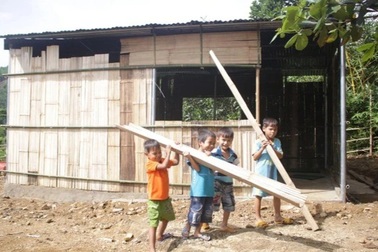 Học sinh không có máy tính học trực tuyến, giáo viên đến nhà giao bài tập