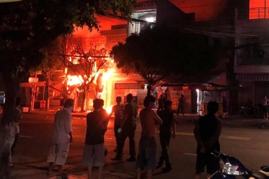 Cháy 4 căn nhà lúc rạng sáng, 5 người mắc kẹt được giải cứu