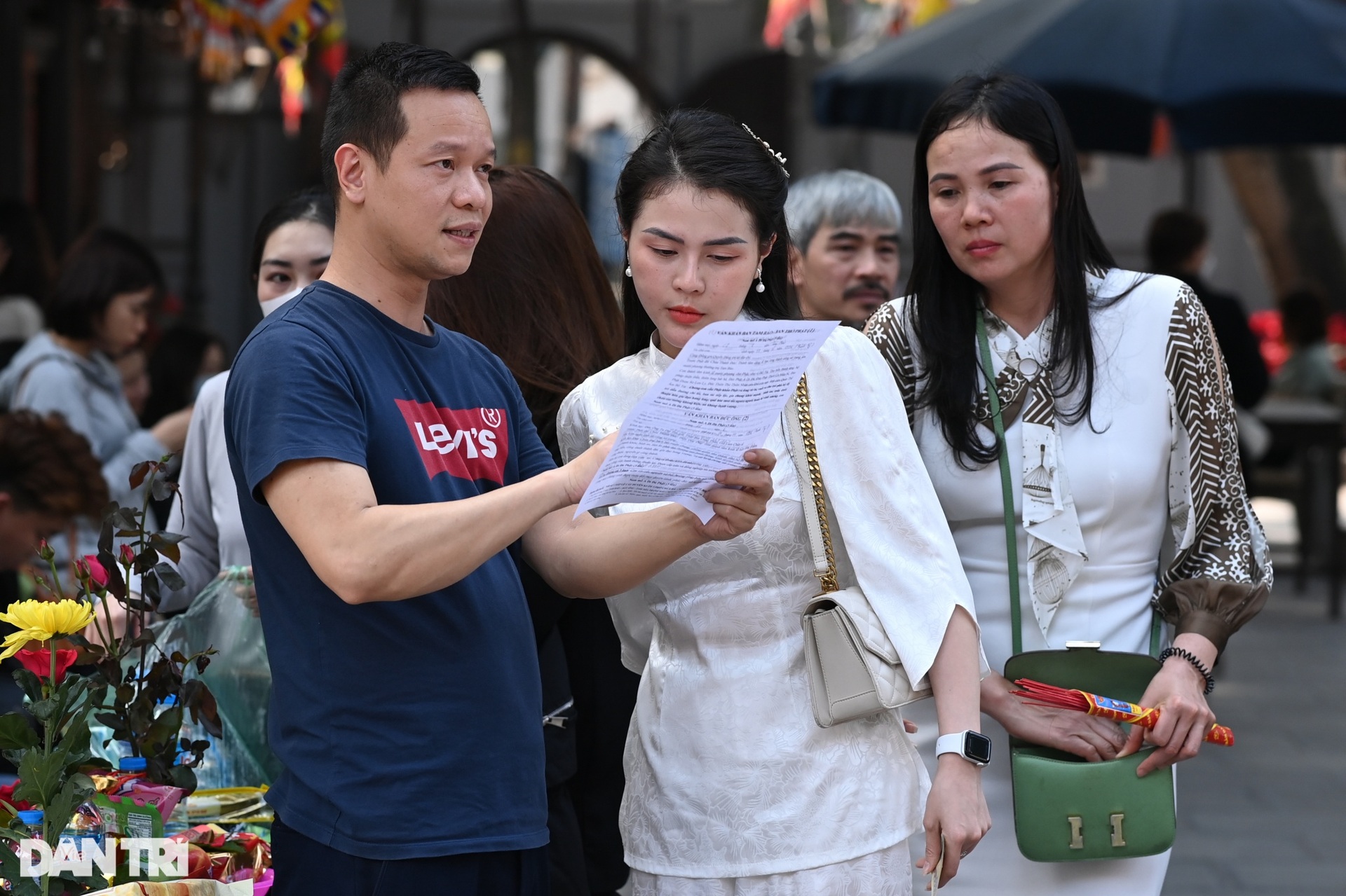 Nở rộ dịch vụ cầu duyên mát tay, nhanh được tại chùa nổi tiếng Hà Nội - 6 Nở rộ dịch vụ cầu duyên mát tay, nhanh được tại chùa nổi tiếng Hà Nội - 6