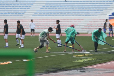 Sân Rizal Memorial ngập nước trước trận đấu U22 Việt Nam gặp U22 Singapore