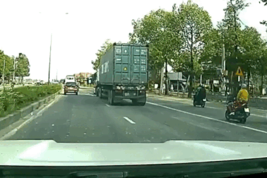 Truy tìm tài xế lái xe container lạng lách ở TPHCM