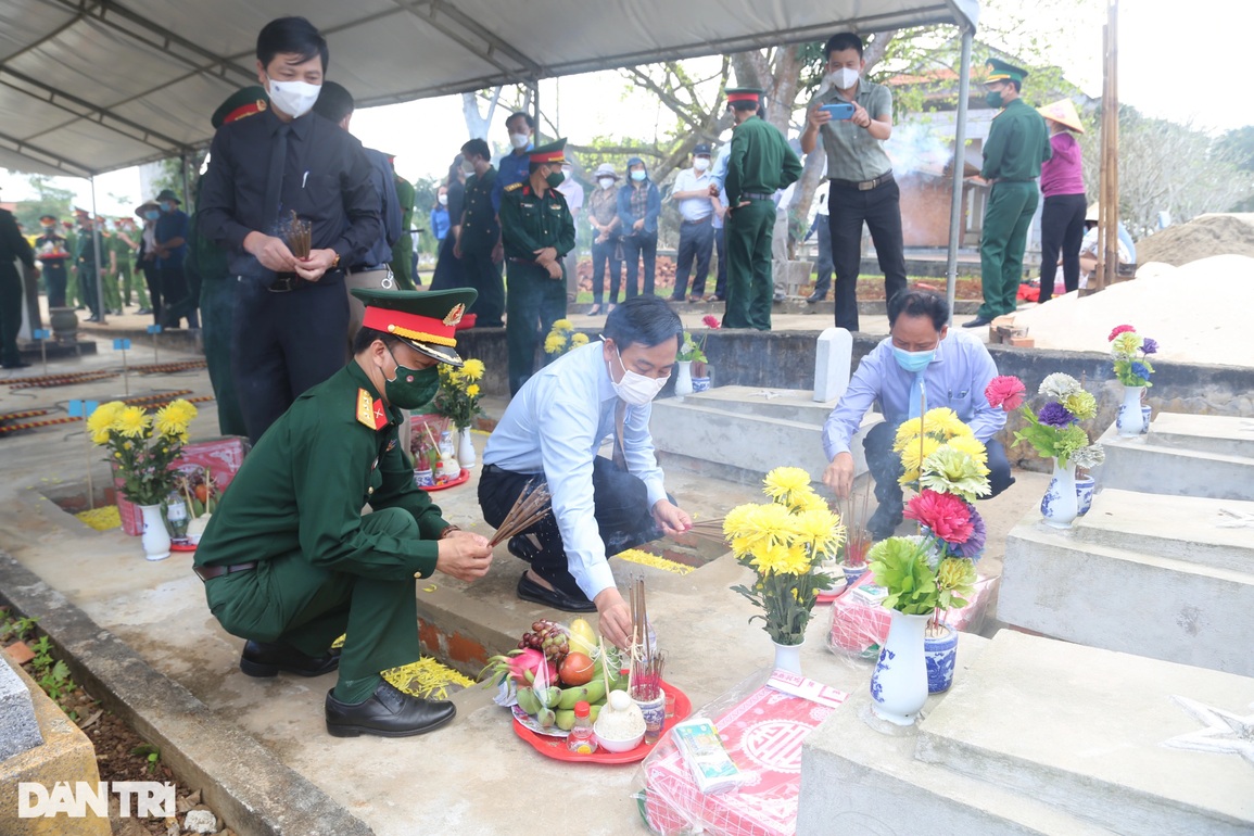 Tổ chức trọng thể lễ truy điệu và an táng 16 hài cốt liệt sĩ - 9 Tổ chức trọng thể lễ truy điệu và an táng 16 hài cốt liệt sĩ - 9