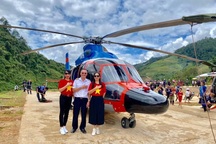 Du khách thích thú ngồi trực thăng ngắm ruộng bậc thang Mù Cang Chải