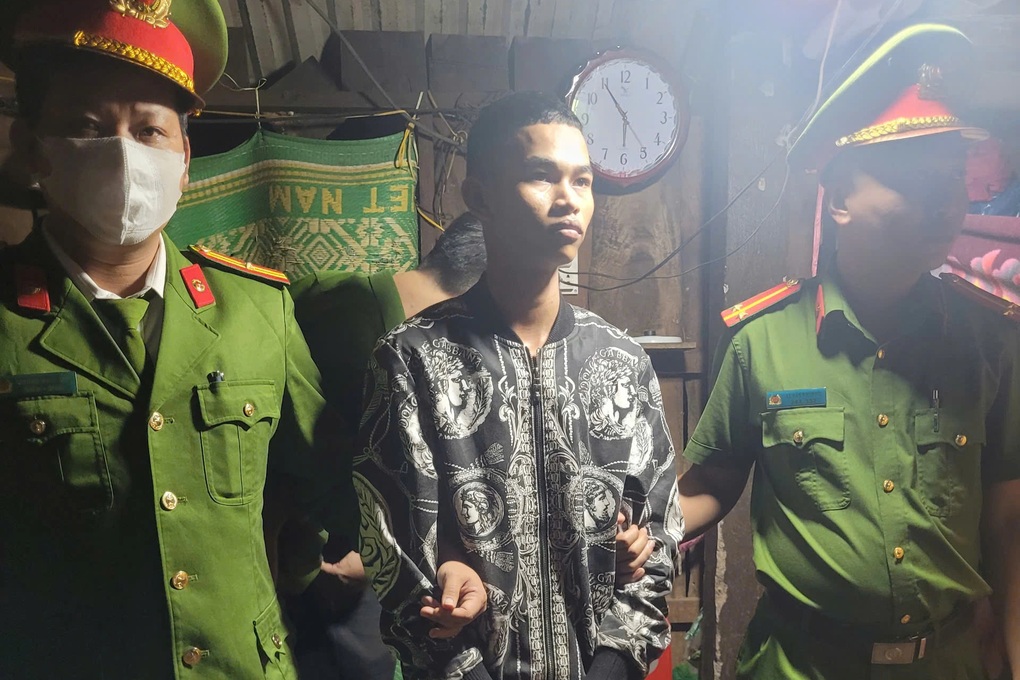 Nhóm thanh, thiếu niên dùng thuốc nổ tấn công quán tạp hóa vì bị đòi nợ - 1 Nhóm thanh, thiếu niên dùng thuốc nổ tấn công quán tạp hóa vì bị đòi nợ - 1