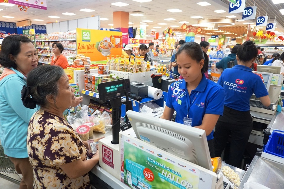 TPHCM: Người dân “rồng rắn” chờ tính tiền ở siêu thị trong ngày cao điểm Tết - 11 TPHCM: Người dân “rồng rắn” chờ tính tiền ở siêu thị trong ngày cao điểm Tết - 11