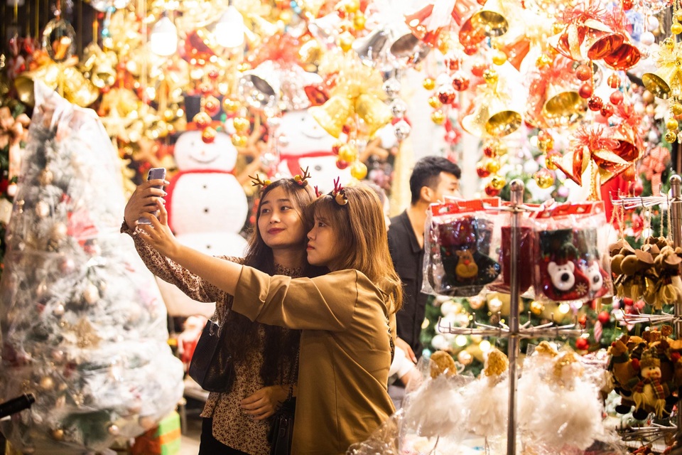 Giới trẻ Hà Nội rủ nhau đi chơi Noel sớm trên phố Hàng Mã - 2 Giới trẻ Hà Nội rủ nhau đi chơi Noel sớm trên phố Hàng Mã - 2