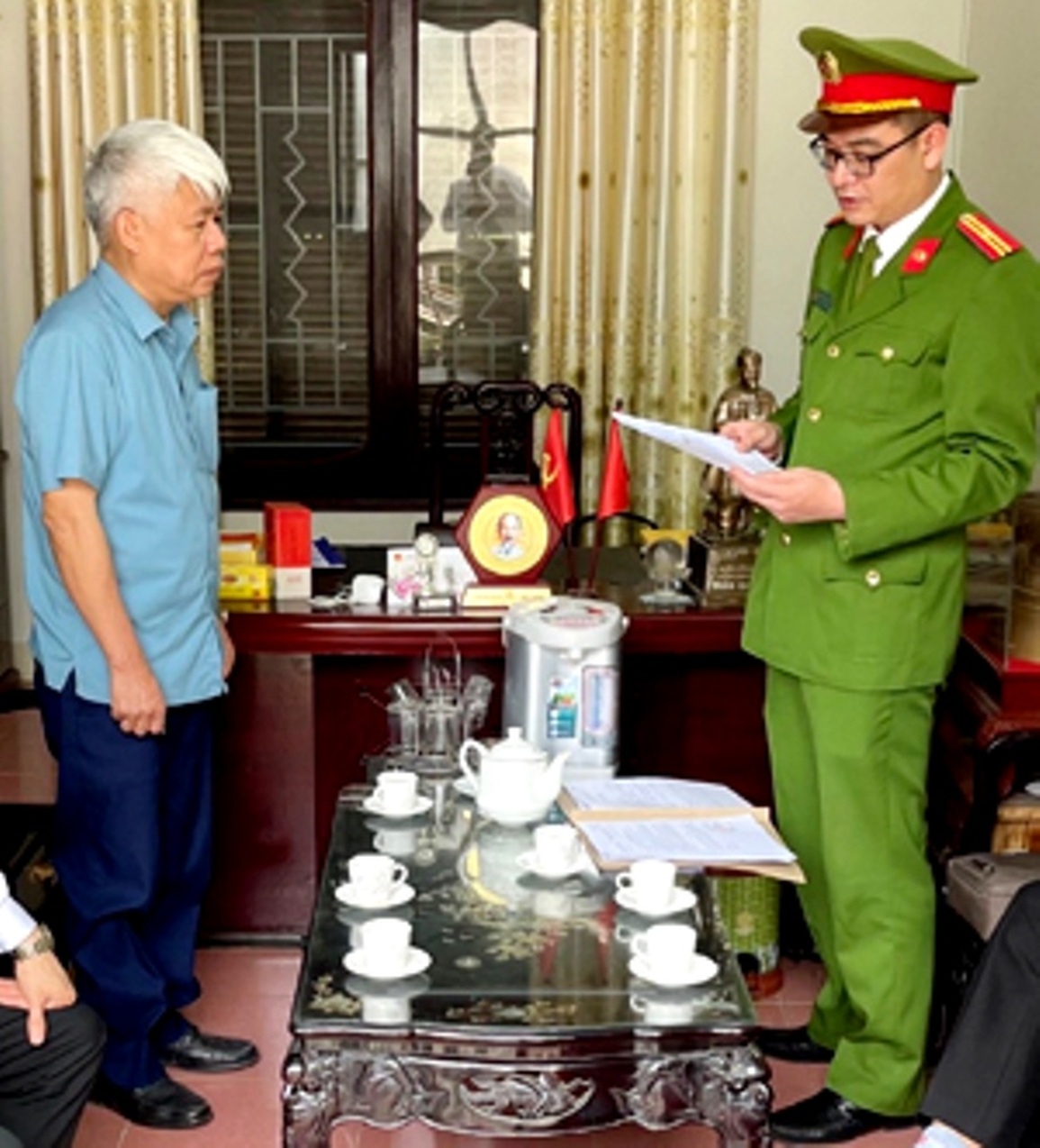Đình chỉ sinh hoạt Đảng với Phó chủ tịch UBND huyện bị khởi tố - 1 Đình chỉ sinh hoạt Đảng với Phó chủ tịch UBND huyện bị khởi tố - 1