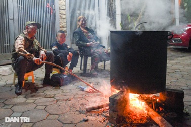 Người Hà Nội bắc bếp củi, quây quần luộc bánh chưng xuyên đêm trên vỉa hè