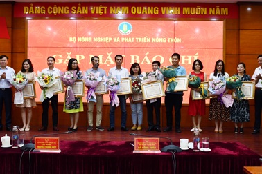 Bộ trưởng Bộ Nông nghiệp tặng Bằng khen cho phóng viên Dân trí