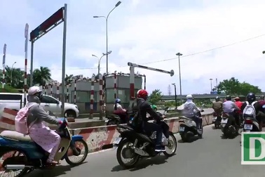 Trơ trọi những trạm thu phí bỏ hoang