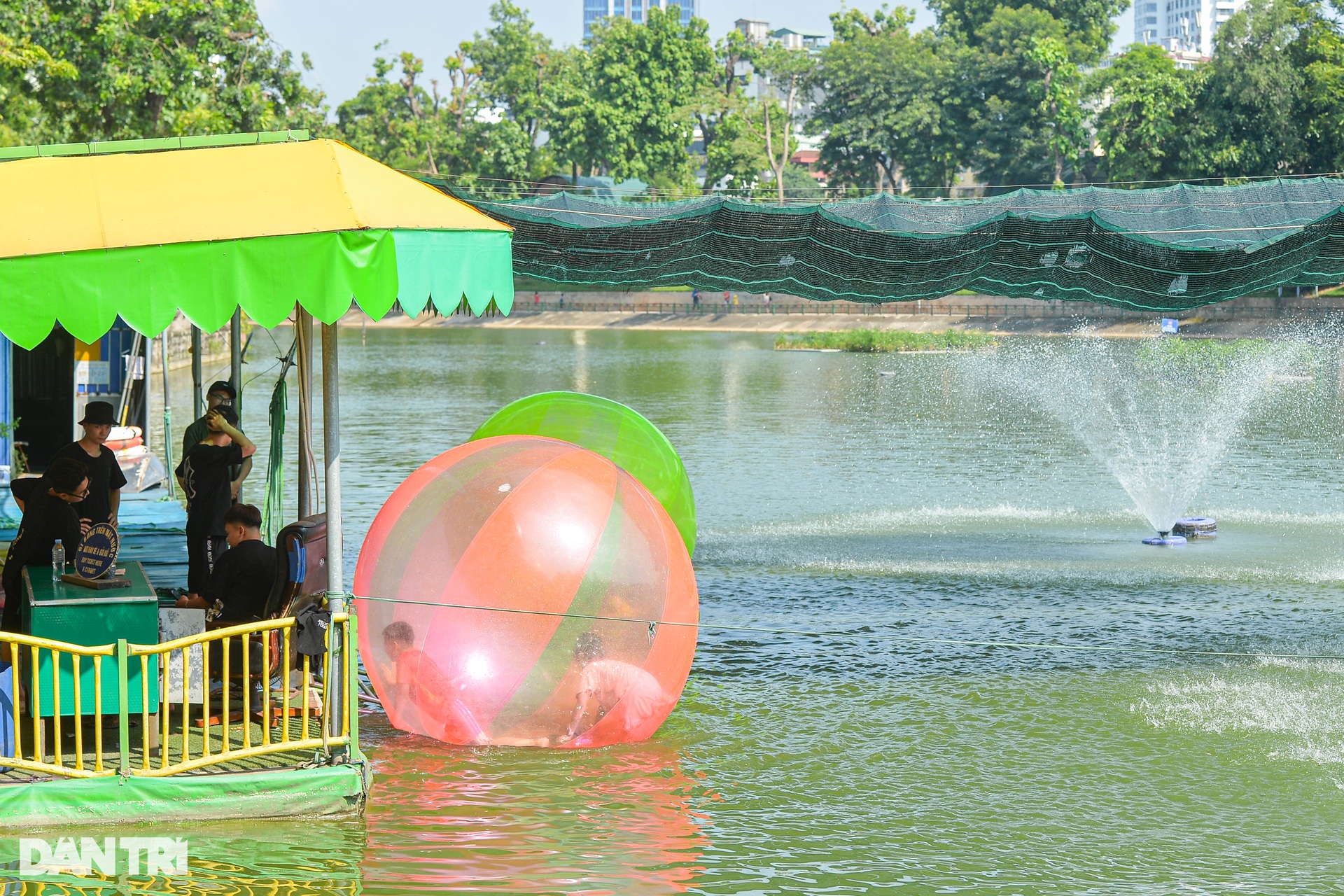 Ngày đầu nghỉ lễ 2/9, người dân đội nắng ùn ùn đổ về vườn thú Hà Nội - 12