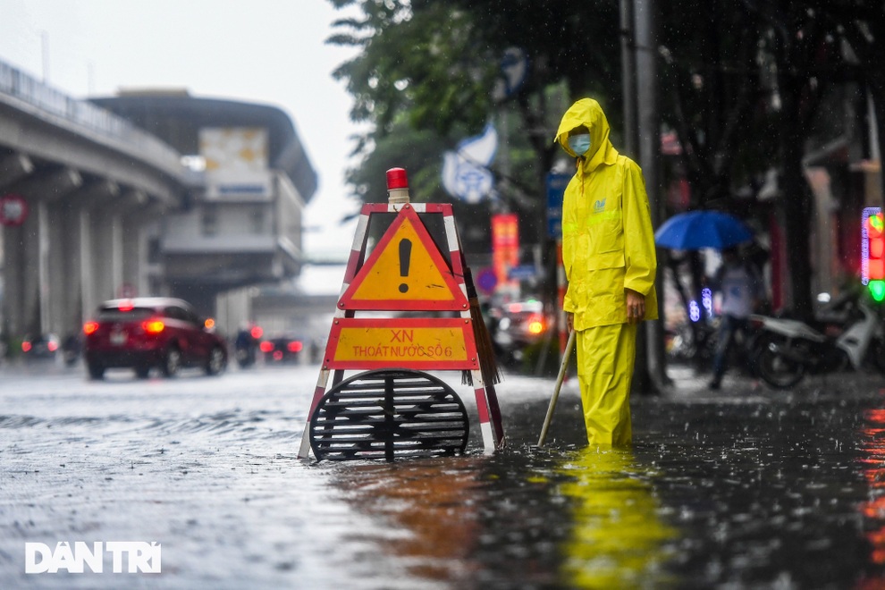Nhiều tuyến phố ở Hà Nội biến thành sông sau cơn mưa lớn kéo dài - 14 Nhiều tuyến phố ở Hà Nội biến thành sông sau cơn mưa lớn kéo dài - 14